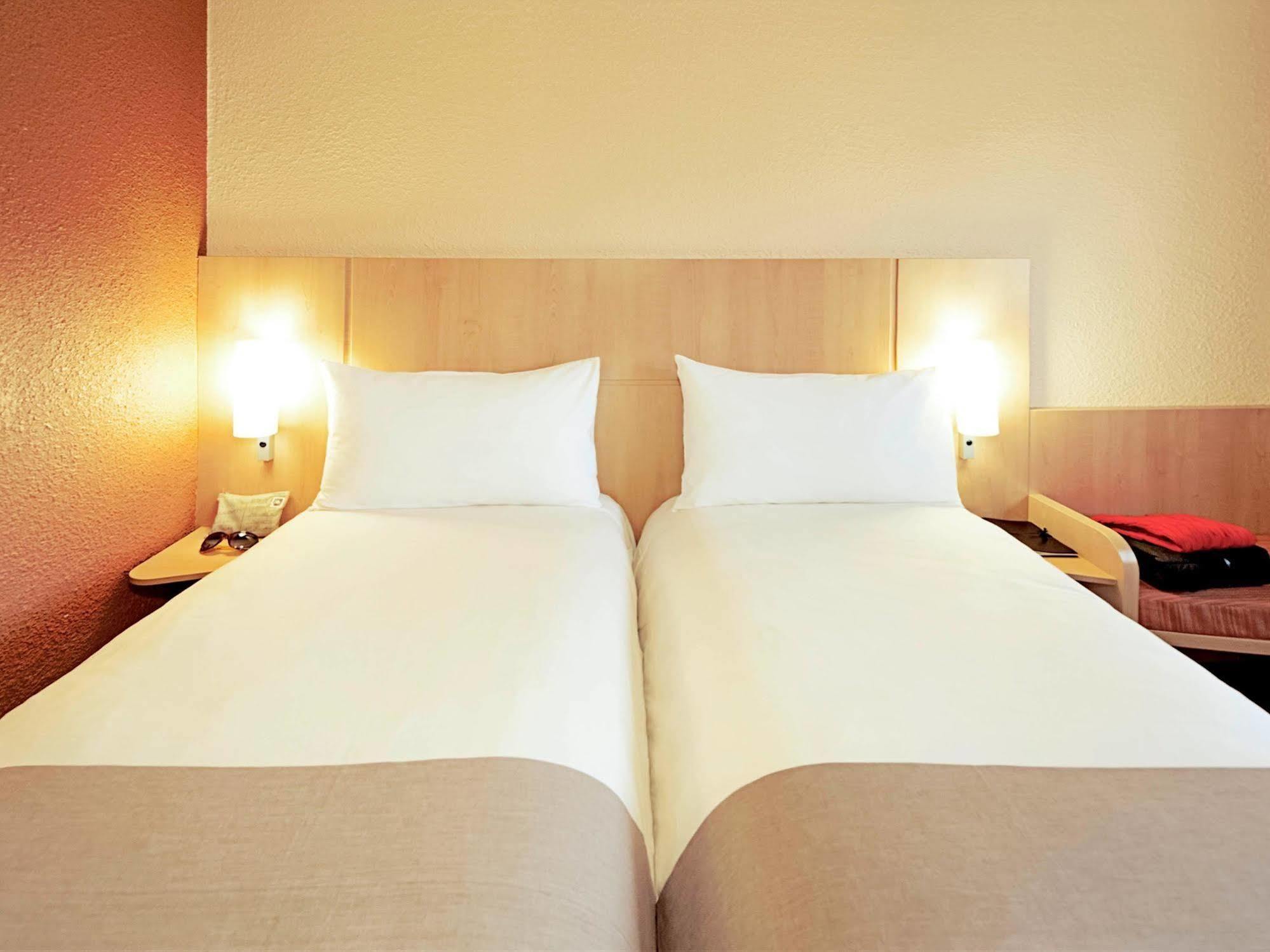Ibis London Luton Airport Hotel Exterior photo